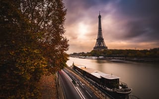 Картинка дорога, тучи, Франция, город, Париж, река, Сена, Эйфелева башня, вечер, осень