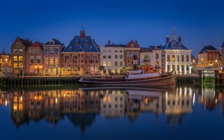 Картинка отражение, причал, буксир, Нидерланды, дома, ночной город, здания, набережная, Netherlands, Масслёйс, Maassluis, река
