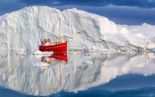 Картинка море, кораблик, Залив Диско, Дания, Greenland, Denmark, Гренландия, судёнышко, айсберг, Disko Bay, отражение