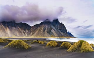 Картинка пляж, трава, горы, Stokksnes, мыс, Хорнафьордюр, облака, пейзаж, фьорд, природа, Клифатиндур, Стокснес, Исландия