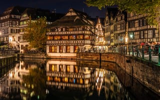 Картинка отражение, канал, Страсбург, набережная, ночной город, Франция, Petite France, France, дома, здания, Strasbourg, Квартал Маленькая Франция