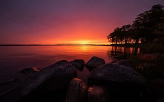 Картинка деревья, озеро, восход, Швеция, утро, камни