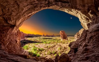 Обои Луна, пещера, скалы, арка, природа