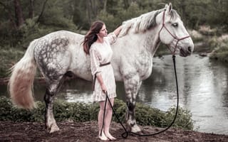 Картинка девушка, конь, река