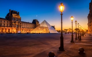 Картинка ночь, фонари, город, Лувр, музей, Франция, освещение, Париж, здания, площадь