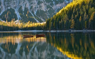 Картинка пейзаж, горы, отражение, Доломиты, утро, леса, Lago di Braies, Брайес, Италия, озеро, природа, лодки