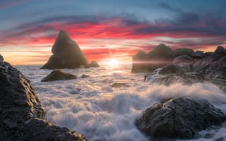 Картинка море, волны, брызги, солнце, лучи, закат, пейзаж, природа