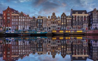Картинка вода, отражение, лодки, дома, Амстердам, Нидерланды