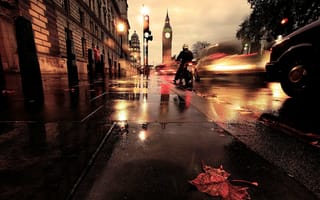 Картинка город, мотоцикл, дорога, биг-бен, башня, машины, лист, улица, Лондон, часы, здания, осень