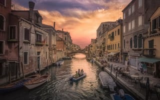 Картинка Италия, дома, набережная, лодки, город, канал, мост, вечер, вода, Венеция