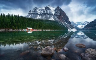 Картинка Канада, домик, зима, лес, горы, озеро