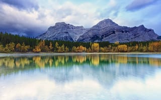 Картинка горное озеро, небо, облака, скалы, осень, горный пейзаж, отражение, деревья
