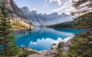 Обои природа, Канада, горы, облака, отражение, камни, небо, озеро, деревья, лес