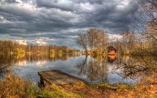 Картинка осень, озеро, лодка, домик возле озера