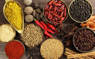 Картинка spices, table, star anise, тарелки, бадьян, красный перец, специи, стол, карри, dishes, curry, paprika