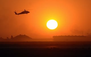Картинка black howk, солнце, вертолет, черный ястреб, строения, helicopter, sunset, structure, закат, black hawk down, sun
