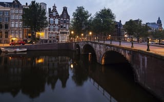 Картинка город, вечер, отель, вода, канал, Netherlands, Нидерланды, здания, лодка, река, Амстердам, мост, Amsterdam