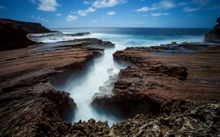 Обои природа, Hawaii, расщелина, скалы, вода, Гавайи, океан, камни, небо