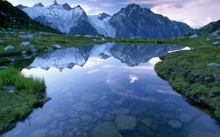 Картинка чистое озеро, горы, скалы, утро