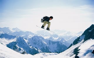 Картинка зима, снег, небо, горы, деревья, спортсмен, спорт, прыжок, домик, сноуборд, сноубординг