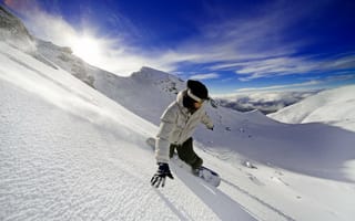 Картинка зима, небо, спуск, спортсмен, облака, спорт, сноуборд, склоны, сноубординг, снег, горы
