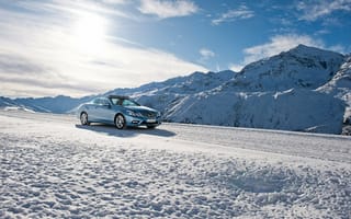 Картинка автомобиль, снег, Mercedes Benz, e-class, небо, машина, 2010, зима, облака, cabriolet, горы