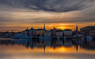 Картинка закат, Стокгольм, дома, Швеция, набережная, корабли, катера, река, вечер
