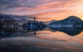 Картинка озеро, отражение, дома, горы, свет, Словения, вечер, лес