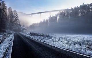 Картинка горы, лес, снег, мост, туман, дорога