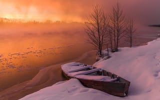 Картинка зима, берег, снег, лодка, закат, водоем