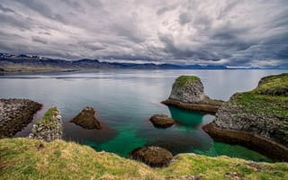 Картинка исландия, озеро, камни, облака, трава, небо