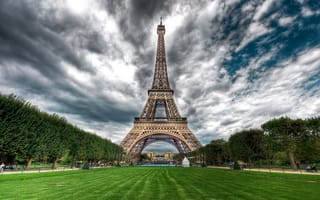 Картинка эйфелева башня, трава, париж, франция, облака, небо