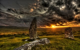 Картинка druidstones, солнце, sunset, лучи, dartmoor, landscape, горизонт, камни, тучи