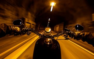 Обои мотоцикл, скорость, город, ночь, огни, улица