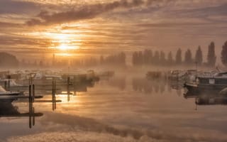 Картинка утро, тишина, лодки, пристань, туман, озеро