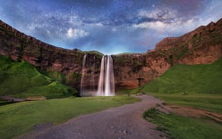 Картинка водопад, космос, небо, Млечный Путь, Исландия, горы, скалы, дорога, звёзды, мостик, пейзаж, Земля, галактика, природа