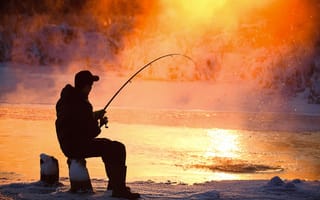 Картинка рыбак, мужчина, удилище, река, улов, рыбалка, снег