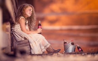 Картинка девочка, рыжеволосая, кудри, ведёрко, настроение, платье, Coca-Cola, бутылки, рыжая, ребенок, Кока-кола