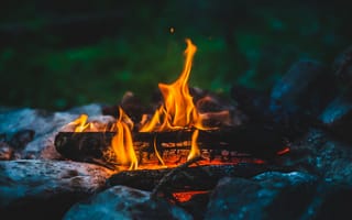 Картинка огонь, костер, природа, отдых, камни, ночь, пейзаж