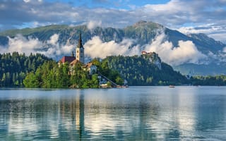 Картинка озеро, природа, горы, остров, церковь, пейзаж, облака, водоем, лето, солнце