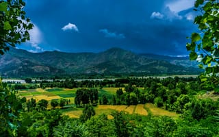 Картинка пейзаж, горы, природа, небо, деревья, поля, зелень, облака, водоем, лето