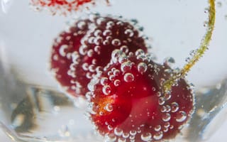Картинка вода, вишня, газировка, фрукты, бubbles, освежающий, натуральный