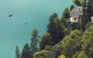 Картинка озеро, природа, дом, деревья, пейзаж, лодка, вода, отдых, лето, горы