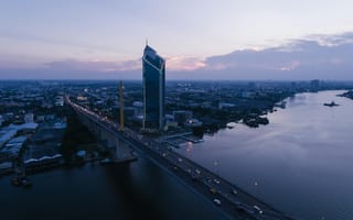 Картинка город, небо, здание, мост, река, вечер, архитектура, пейзаж, транспорт, свет