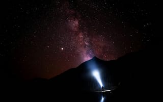 Картинка галактика, ночное небо, звезды, человек, фонарь, горы, отражение