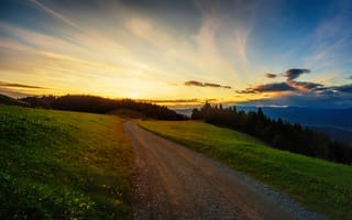 Картинка пейзаж, закат, дорога, природа, лес, небо, горы, зелень, мир, спокойствие