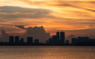 Картинка закат, город, небо, облака, вода, архитектура, силиуэт