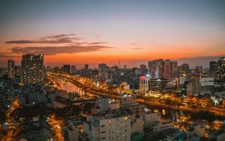 Картинка город, закат, небо, архитектура, огни, река, пейзаж, ночь, современный, городской