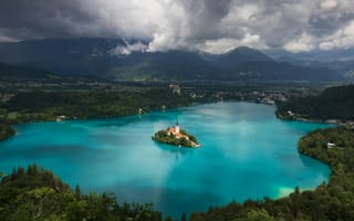 Картинка озеро, природа, горы, остров, пейзаж, облака, синий