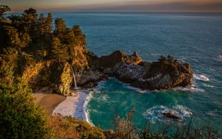 Картинка водопад, океан, пейзаж, природа, скалы, пляж, деревья, закат
